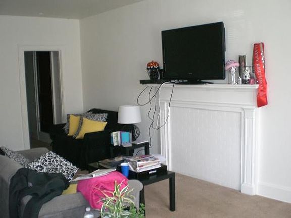 3rd image of 421 Oldham Ave #423