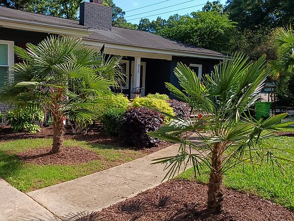 walkway and landscaping palms bushes and areas around the house always in cultivated by our grounds maintenance, no responsibility for that upon tenant.