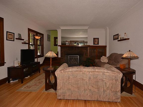 5th image of 930 N 9th Ave E