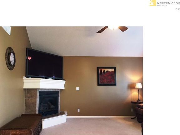 Gas fireplace, vaulted ceiling, ceiling fan