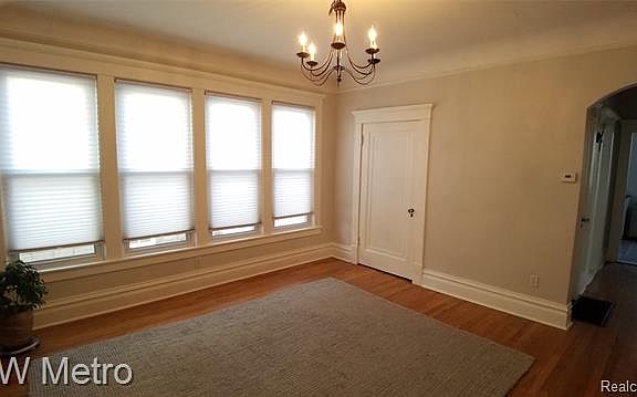 5th image of 819 Batavia Ave