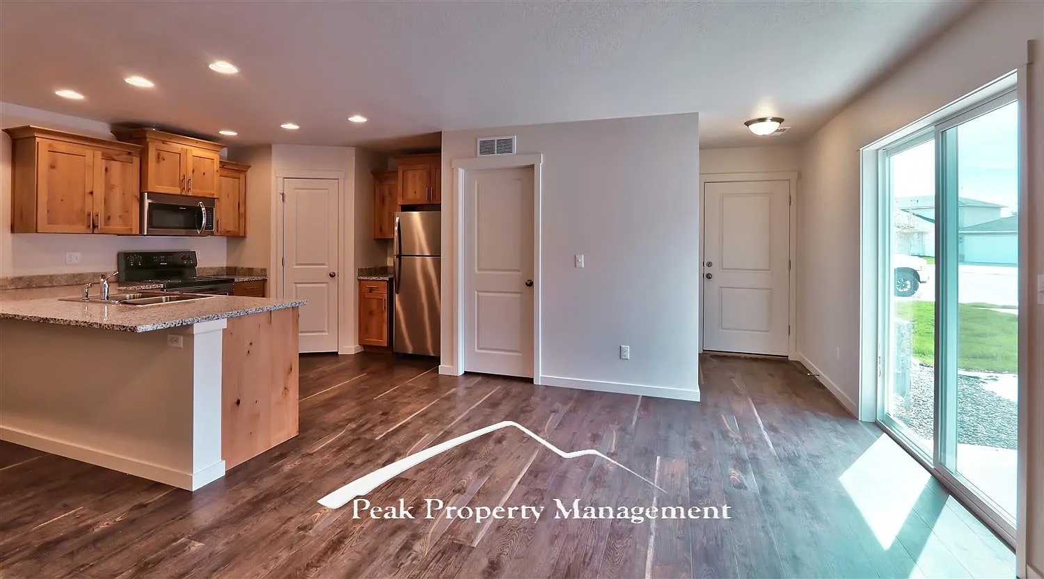 2 bed, 931 sqft, $1,675 — Photo 2