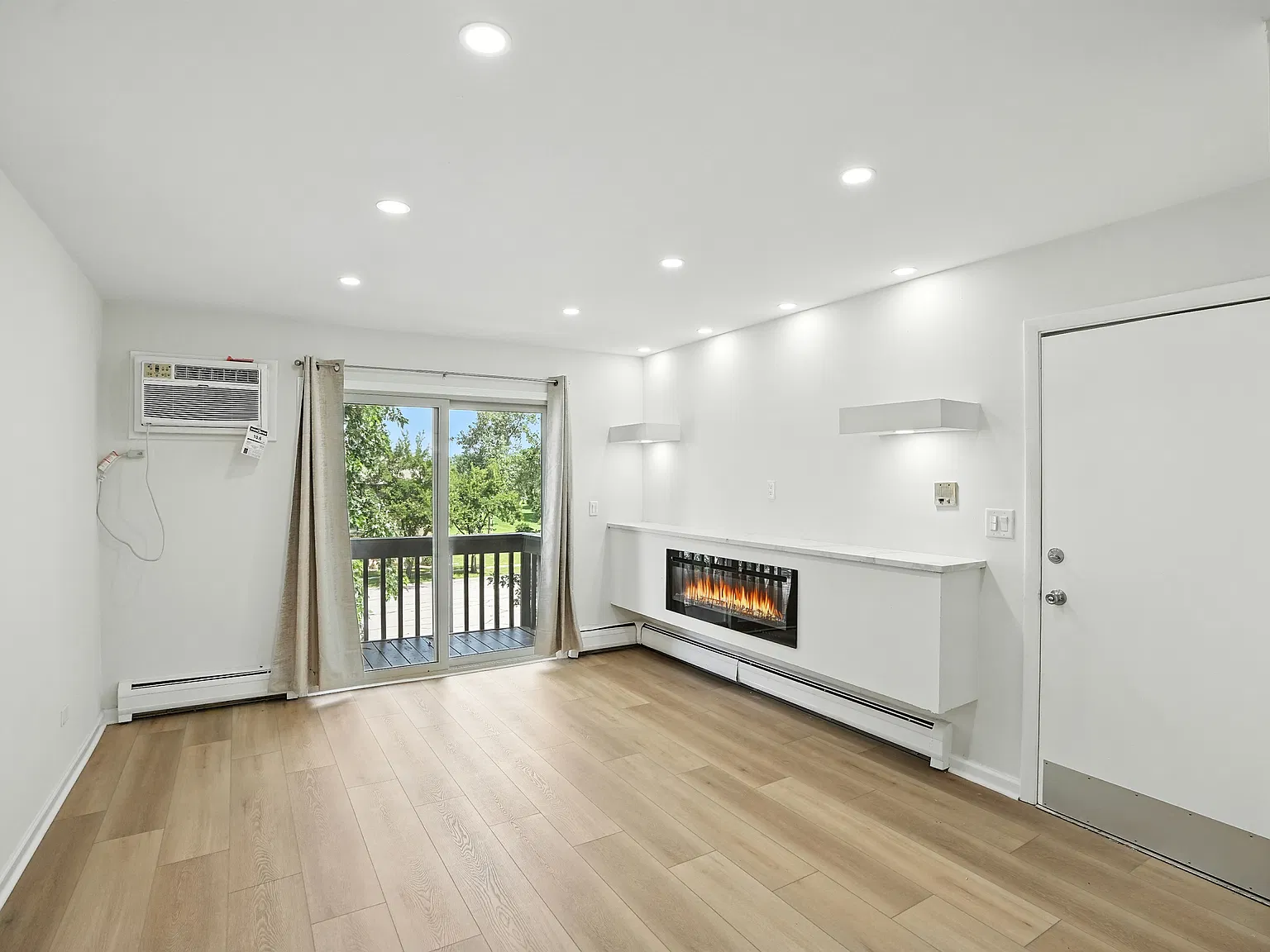 2 bed, 1000 sqft, $2,100 — Photo 2