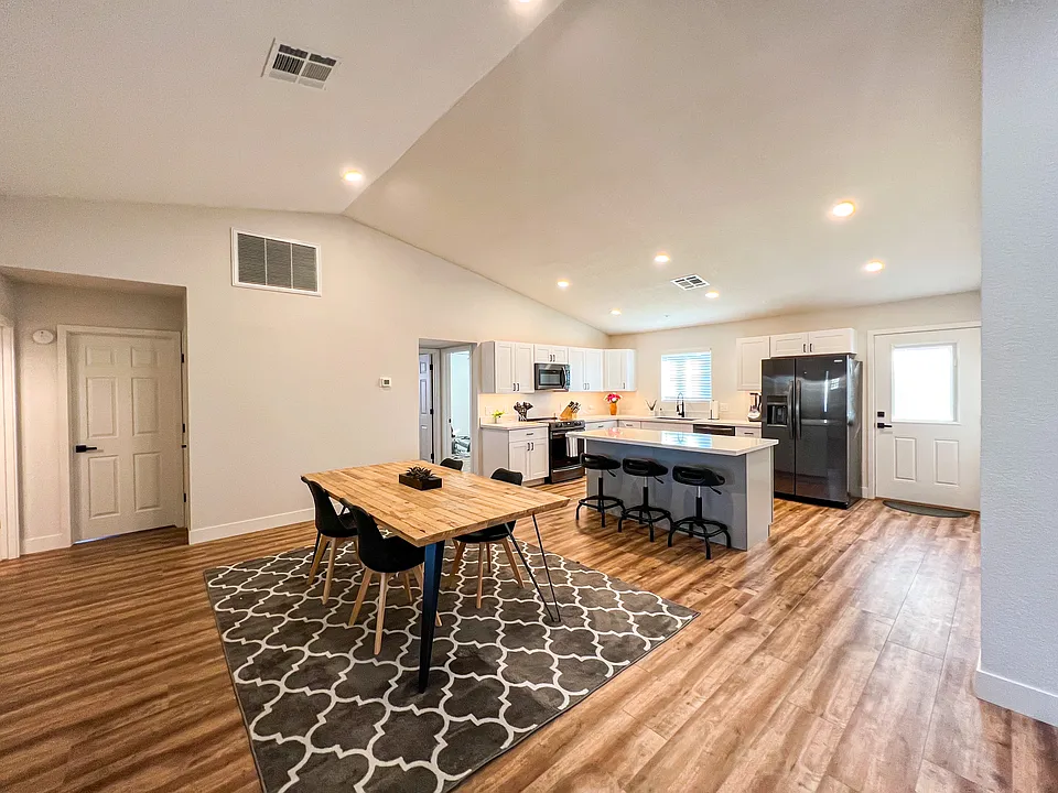 229 W Stanford Ave