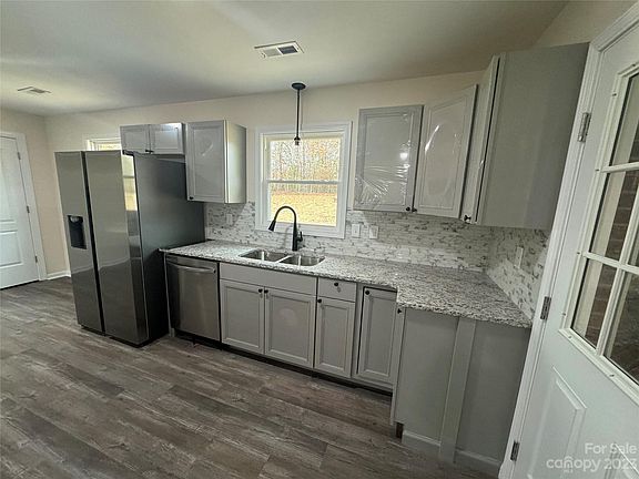 2nd image of 581 Pontiac Dr