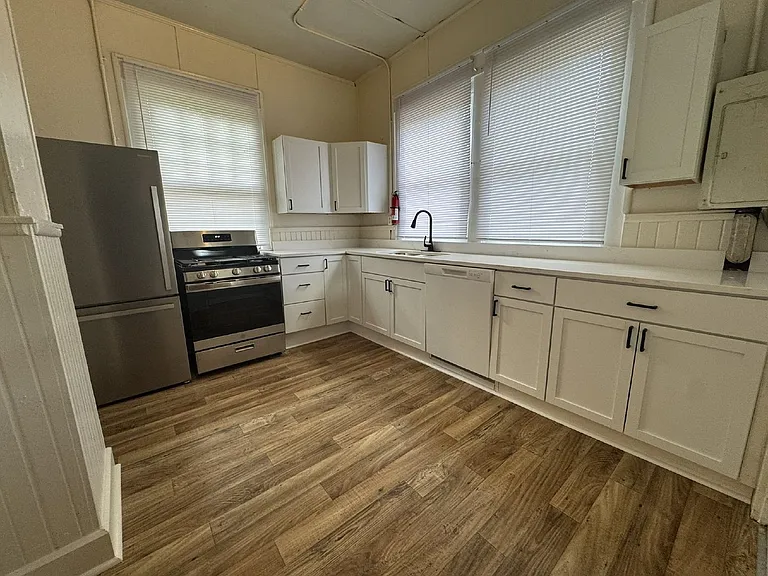 215 E 9th St — Photo 33