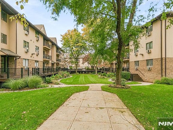 4th image of 651 Riverside #B15