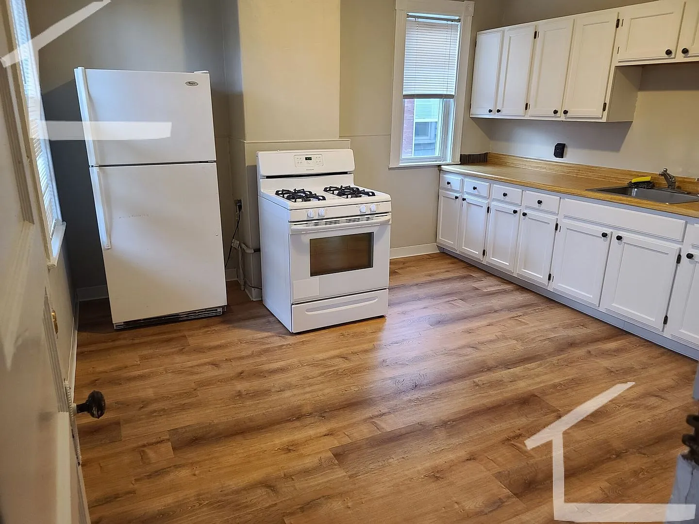 9/1 No Fee! Spacious 4BR near Oak Sq, Brighton Center, Mass Pike! — Photo 1