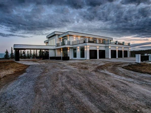 980 101st St SW, Calgary, AB T3H 3Z5