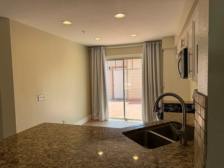 1010 E Chestnut St — Photo 14