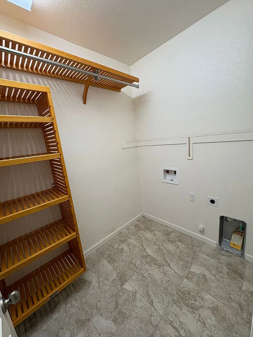 NW Visalia Home Near Shopping Center Available Now! — Photo 4