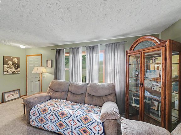 4th image of 34 Brooks Ct