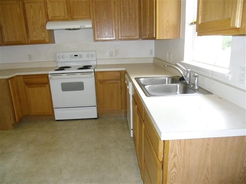 1st image of 17 Longfellow Dr