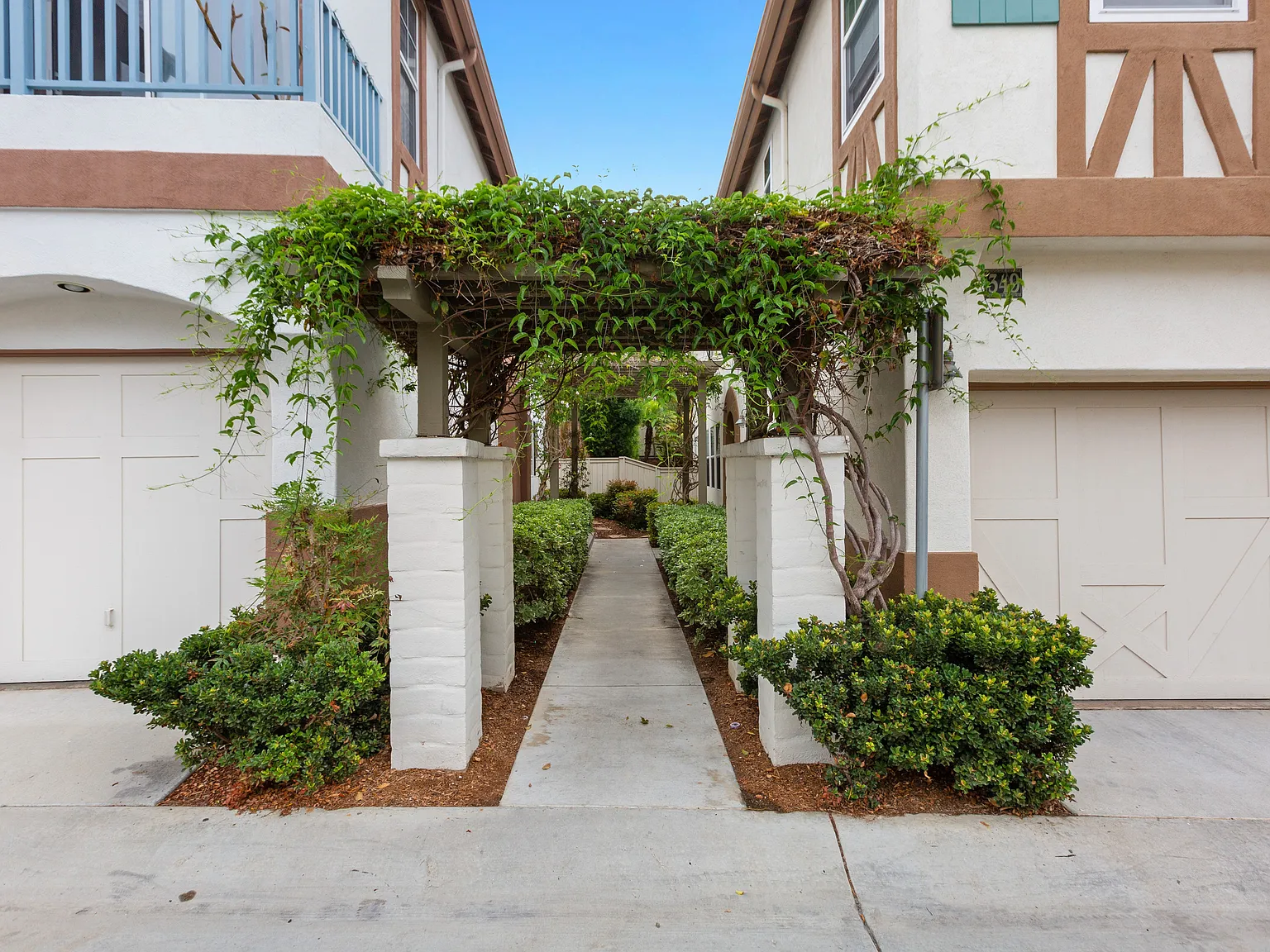 3 bed, 2.5 bath, 1253 sqft, $6,000 — Photo 2