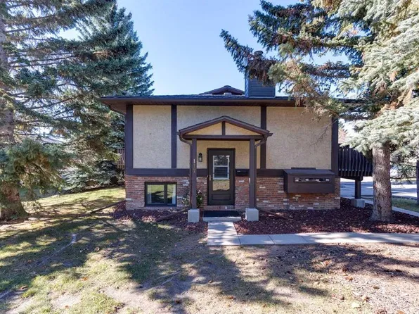 117 E Storybook Ter NW, Calgary, AB T3G 1Y5