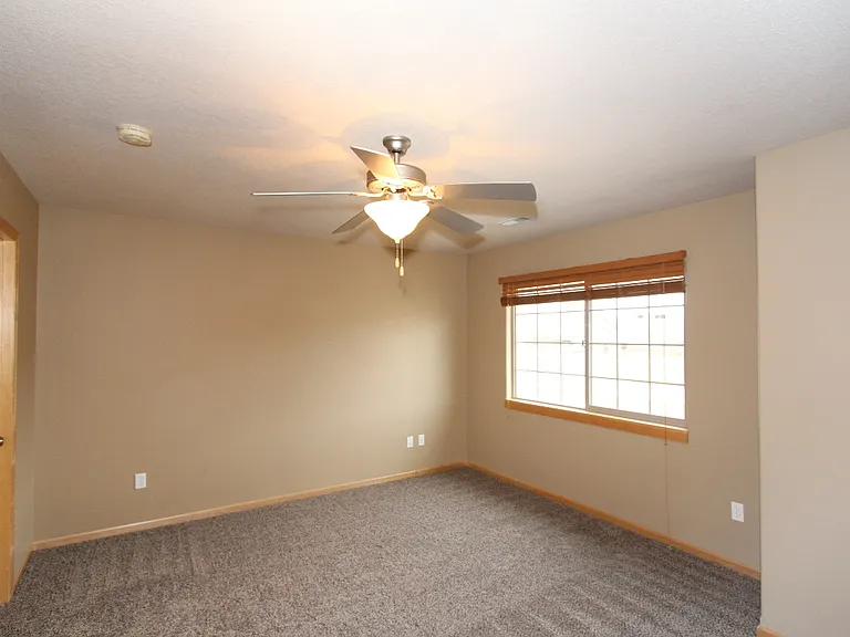 233 Woodfield Ct — Photo 17