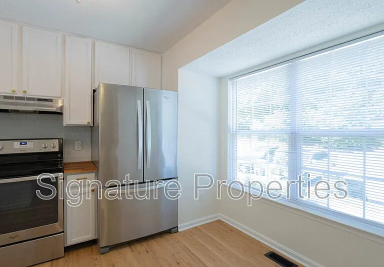 405 Lakeview Ct — Photo 7