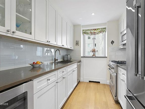 4th image of 200 E 66th St APT D-606