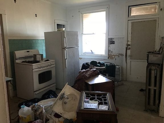 3rd image of 1041 N Lawler Ave