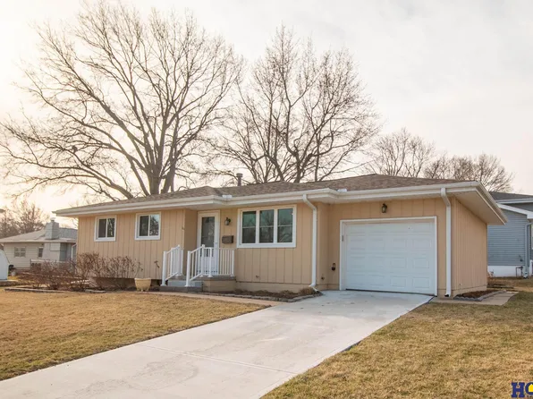 9015 Lakeview Dr, Omaha, NE 68127