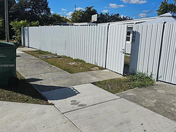 5th image of 528 NW 10th St