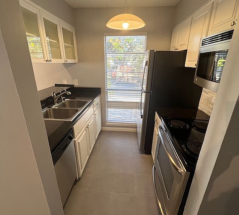2nd image of 1510 W 6th St APT 208