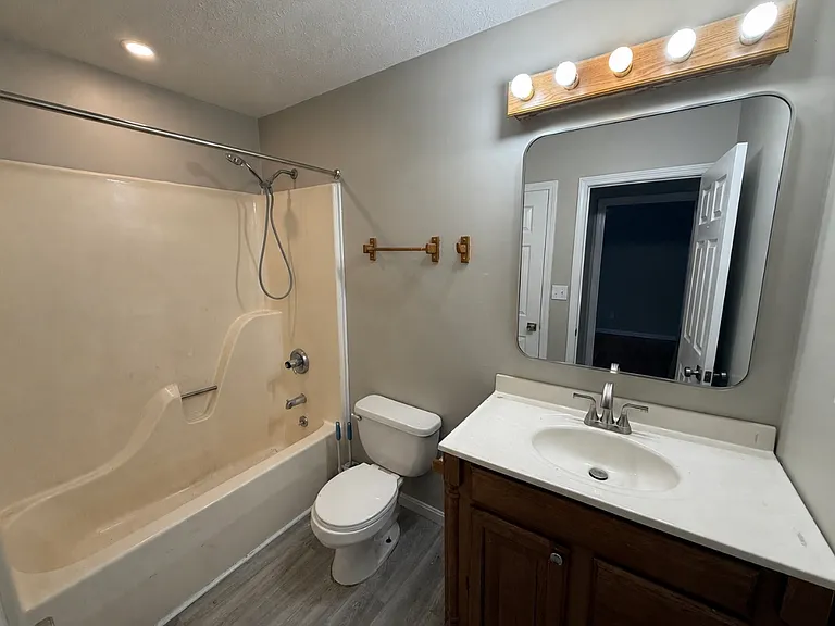 704 W Maple St — Photo 5