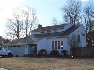 18 Patriot Ln, Agawam, MA 01001