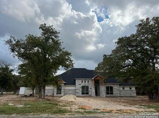 125 Crescent Rdg, Adkins, TX 78101