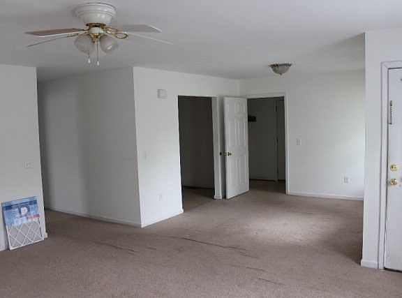 3rd image of 262 Hallock Dr