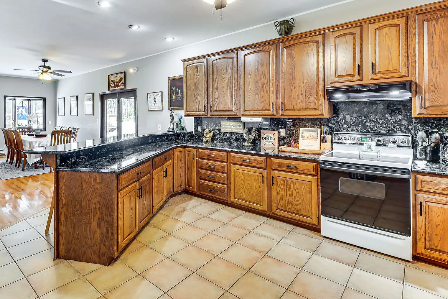 6 bed, 2.0 bath, 2389 sqft, $4,107 — Photo 4