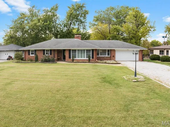 18 Lake Dr, Troy, IL 62294