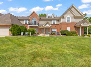 27333 Hidden Oaks Dr, Brownstown, MI 48183