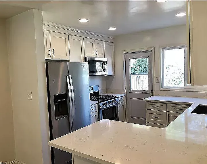 Collins St, Encino — Photo 2