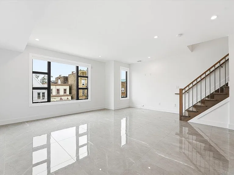290 Griffith St #2 — Photo 16