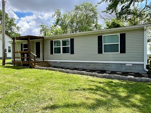 405 E Section Line Rd, Wayne City, IL 62895