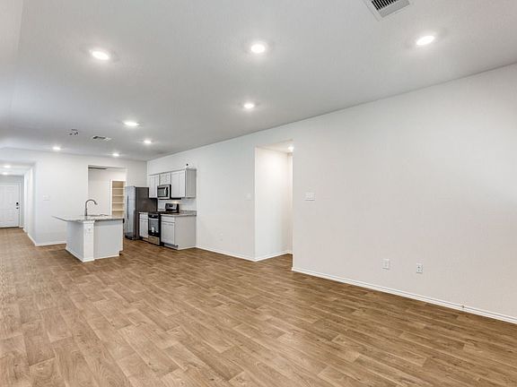 3rd image of 250 Granary Dr