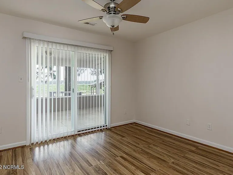 647 Castleberry Ct — Photo 17