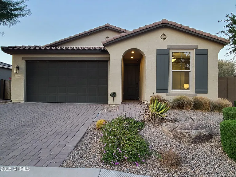 1666 E Lee Dr — Photo 1