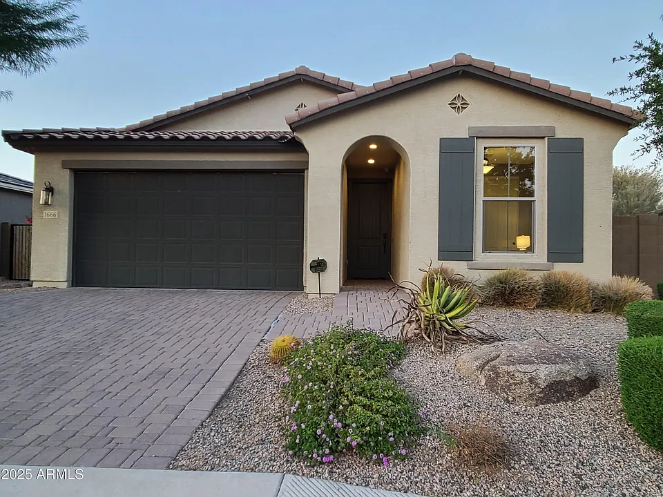 1666 E Lee Dr