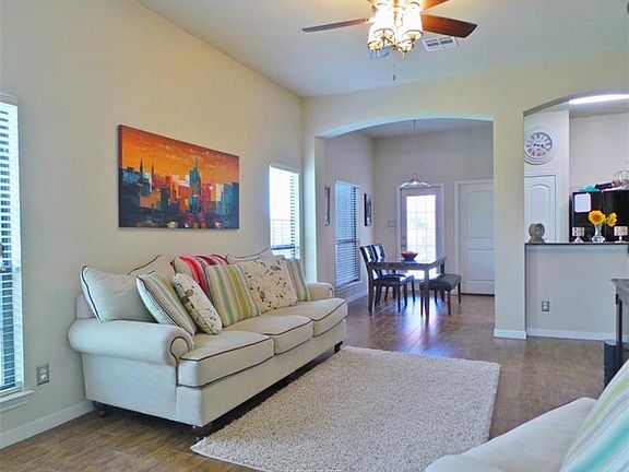 4th image of 2711 Silver Oak Dr