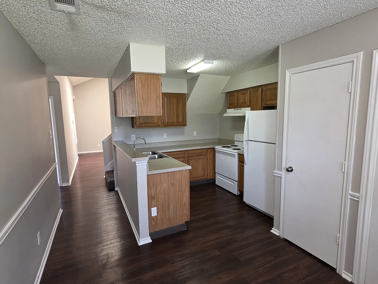 566 E Windsor Dr — Photo 4