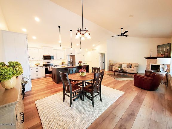3rd image of 266 E Bacon St #4