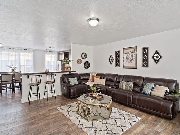 3rd image of 724 W Kirkbride Ave