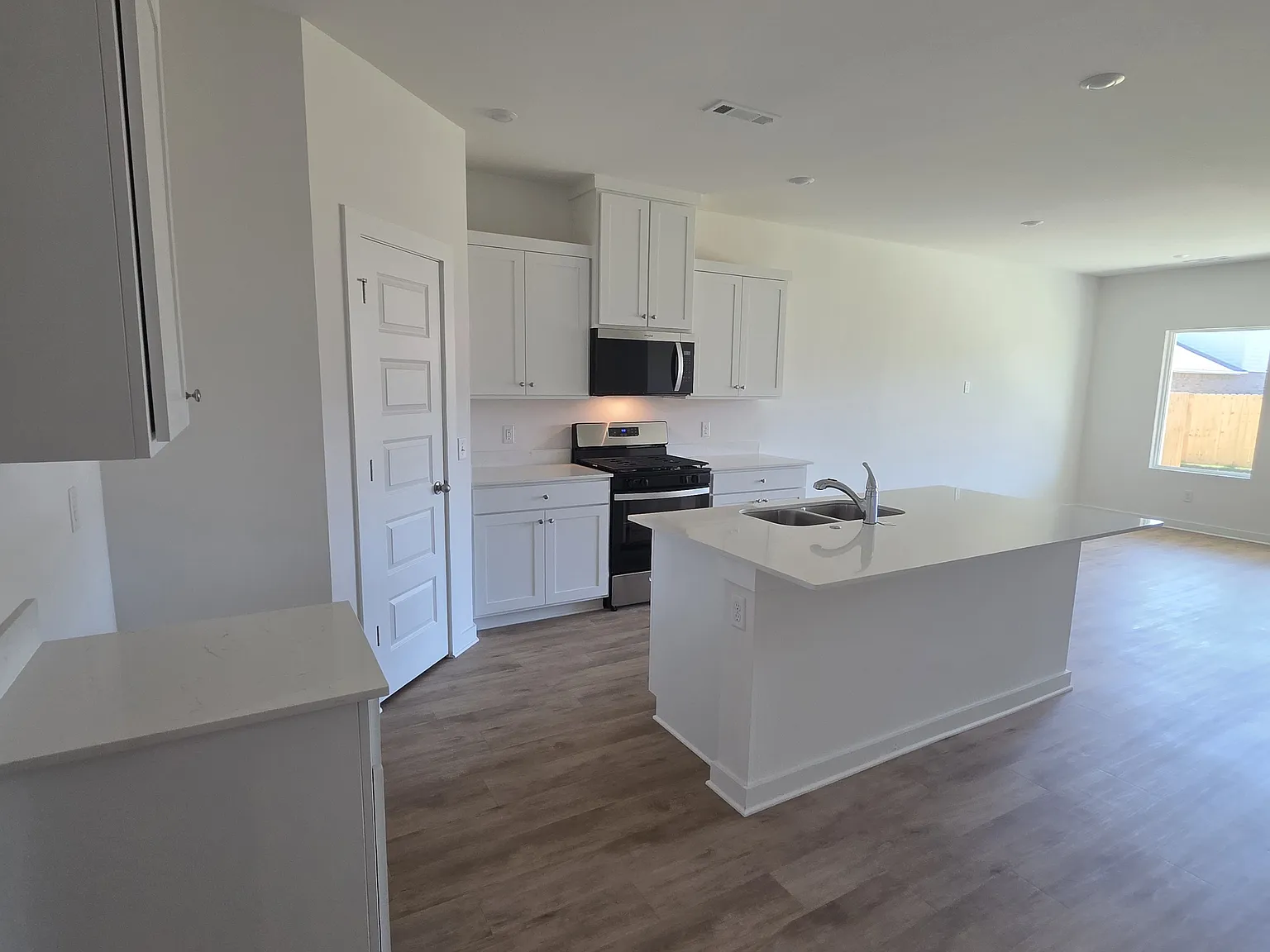 4 bed, 2319 sqft, $2,800 — Photo 4