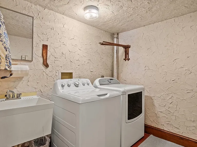 213 Cameron St — Photo 49
