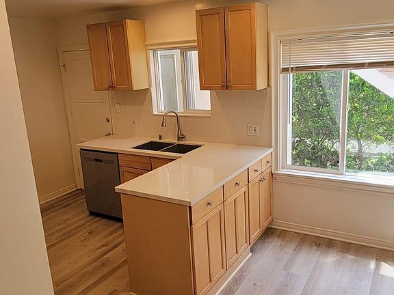 4th image of 13015 Moorpark St