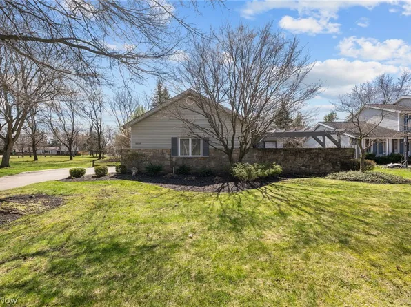 6656 Woodhawk Dr, Mayfield Heights, OH 44124
