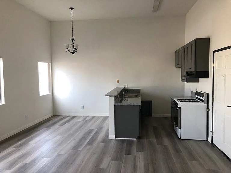 1201 N. Mansfield Ave. — Photo 8
