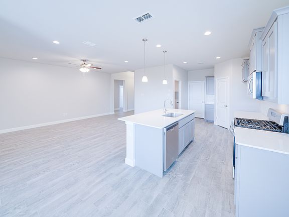 5th image of 413 Roundstone Rd